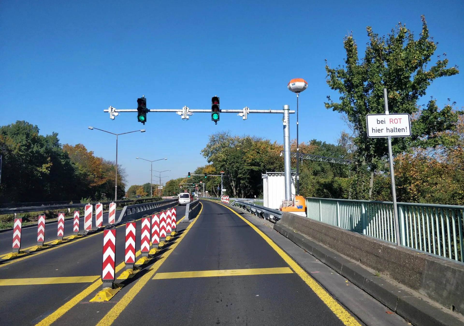 Industriestraße Köln, Zufahrt zum AK Köln-Niehl. Gewichtsbeschränkung 3,5 t auf Grund der strukturellen Schäden an der Rheinbrücke Leverkusen. Fahrzeuge werden 