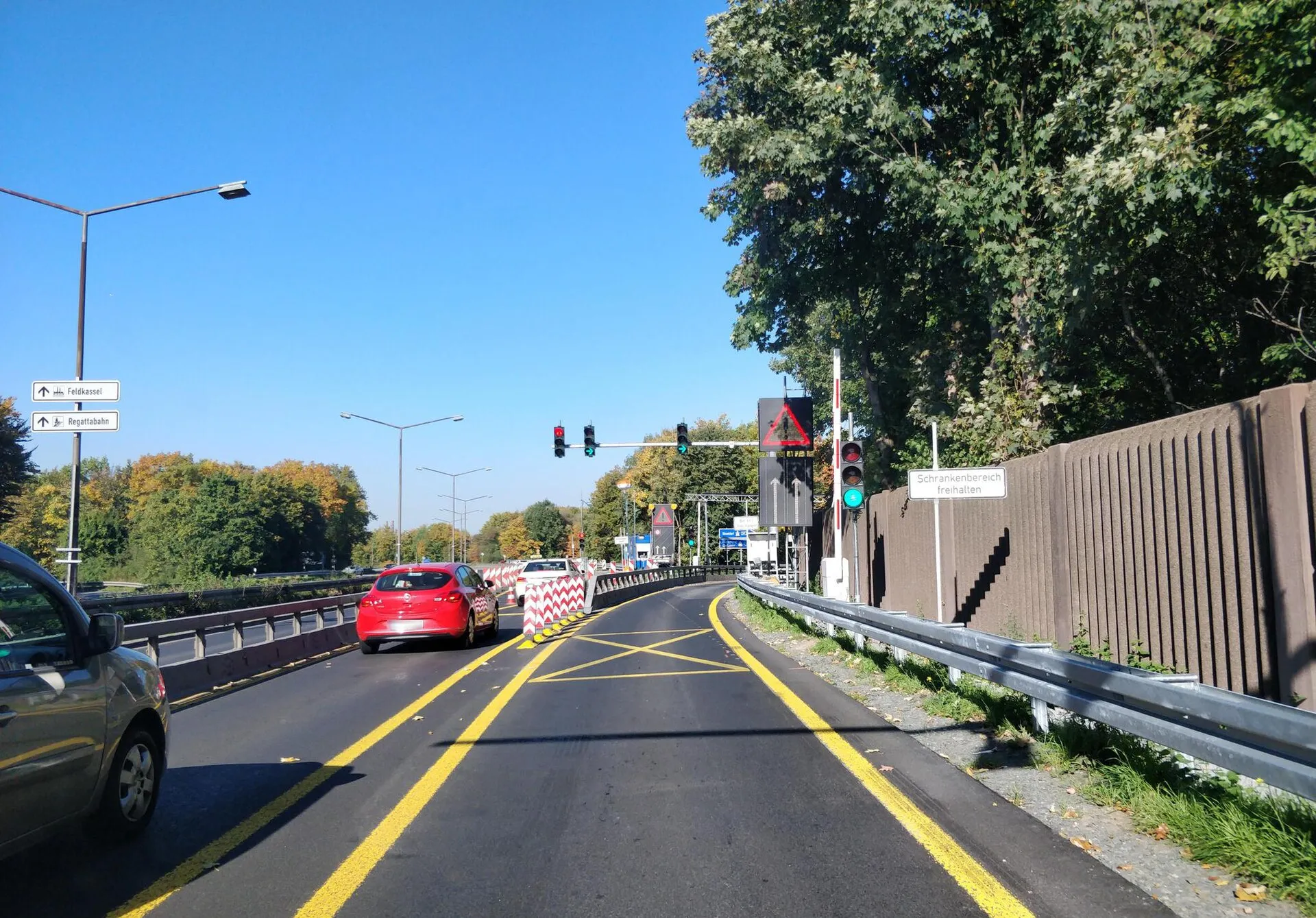 Industriestraße Köln, Zufahrt zum AK Köln-Niehl. Gewichtsbeschränkung 3,5 t auf Grund der strukturellen Schäden an der Rheinbrücke Leverkusen. Fahrzeuge werden 