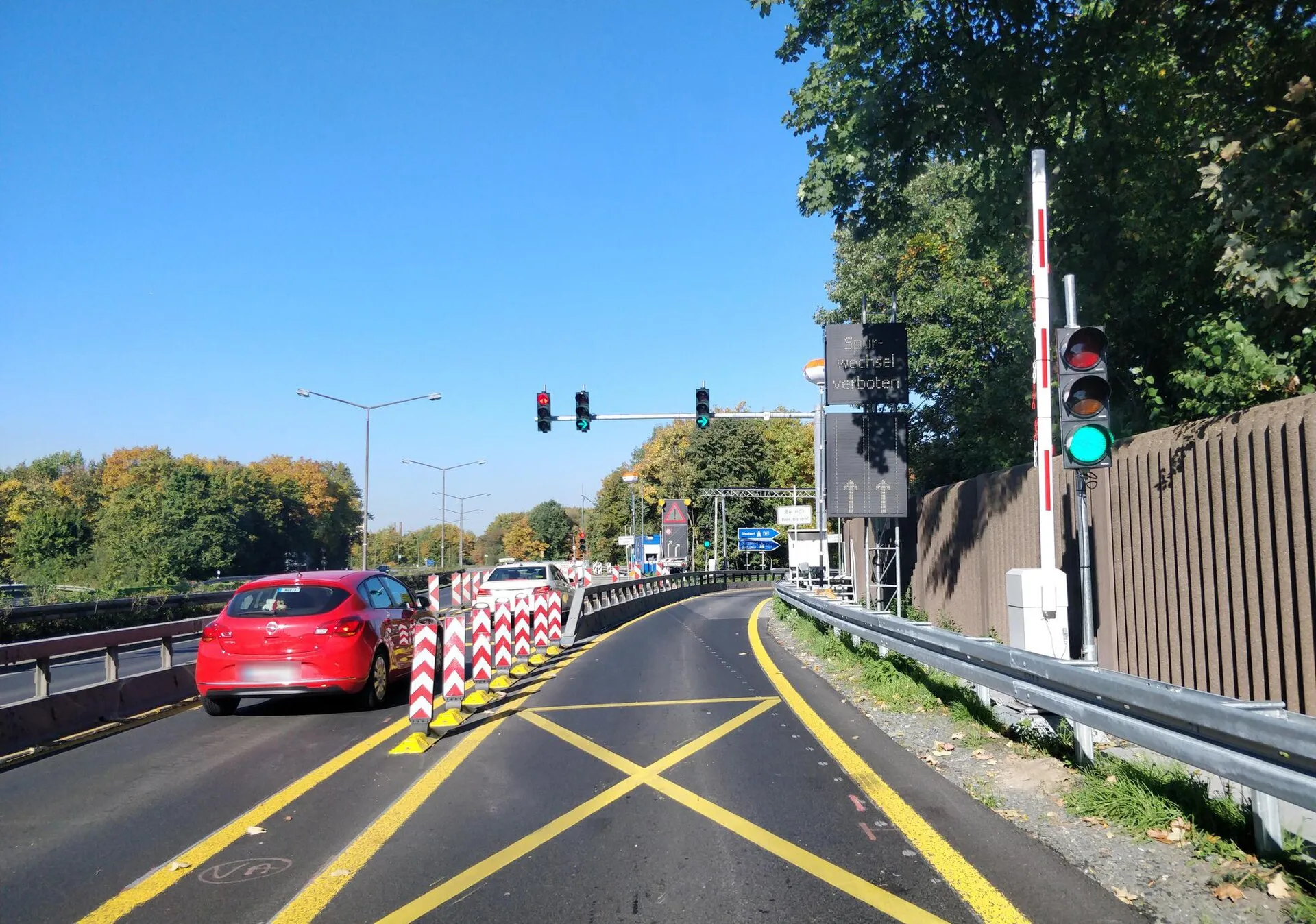 Industriestraße Köln, Zufahrt zum AK Köln-Niehl. Gewichtsbeschränkung 3,5 t auf Grund der strukturellen Schäden an der Rheinbrücke Leverkusen. Fahrzeuge werden 