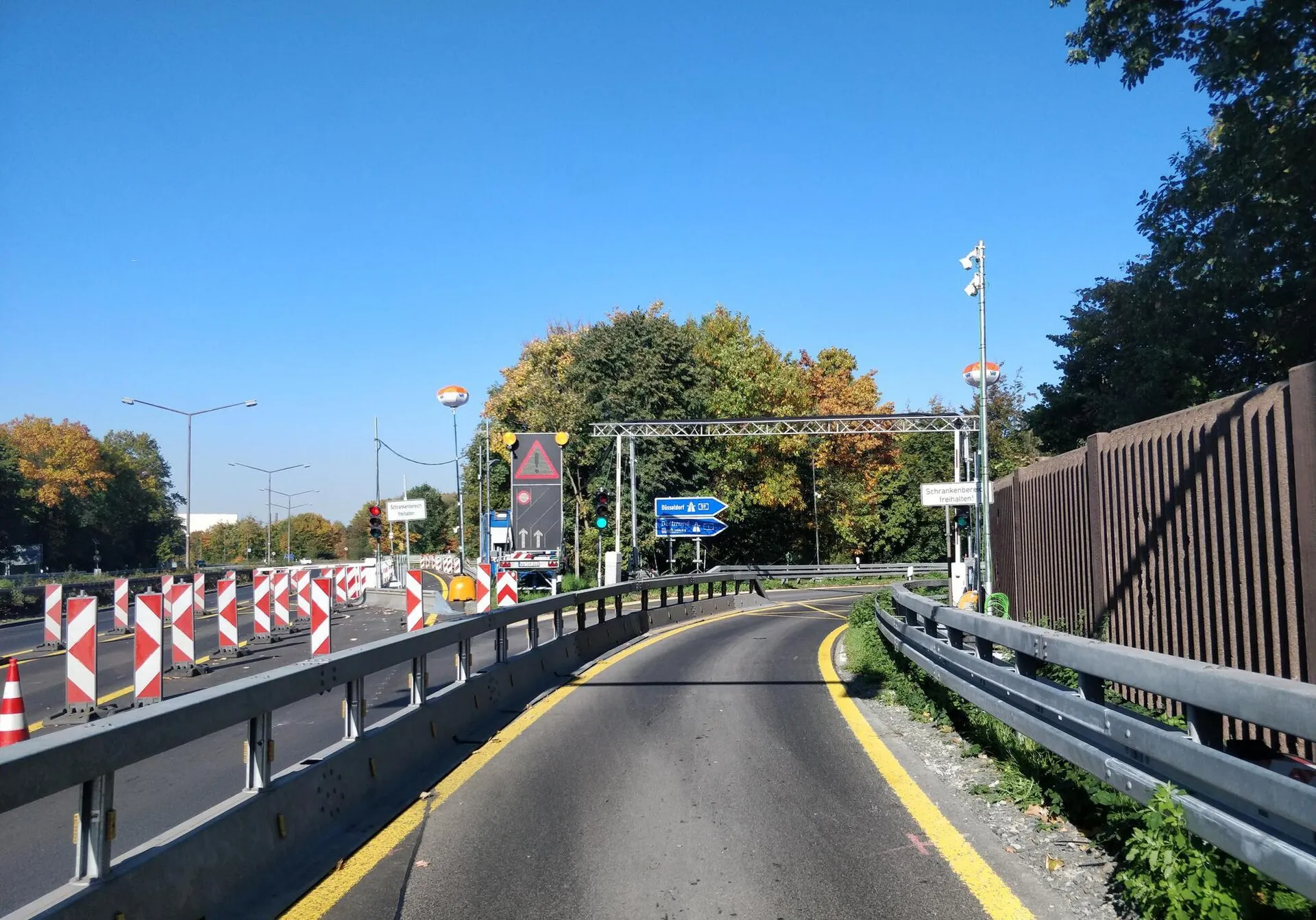 Industriestraße Köln, Zufahrt zum AK Köln-Niehl. Gewichtsbeschränkung 3,5 t auf Grund der strukturellen Schäden an der Rheinbrücke Leverkusen. Fahrzeuge werden 