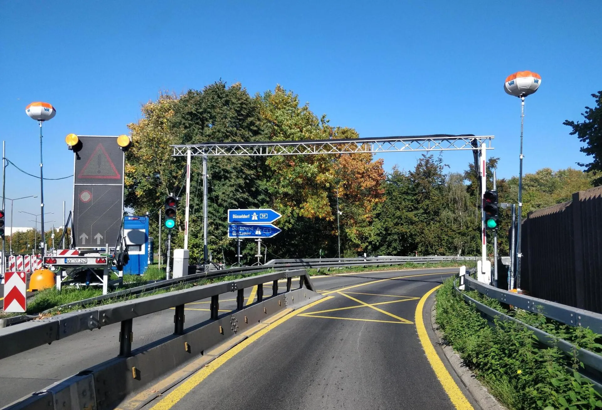 Industriestraße Köln, Zufahrt zum AK Köln-Niehl. Gewichtsbeschränkung 3,5 t auf Grund der strukturellen Schäden an der Rheinbrücke Leverkusen. Fahrzeuge werden 