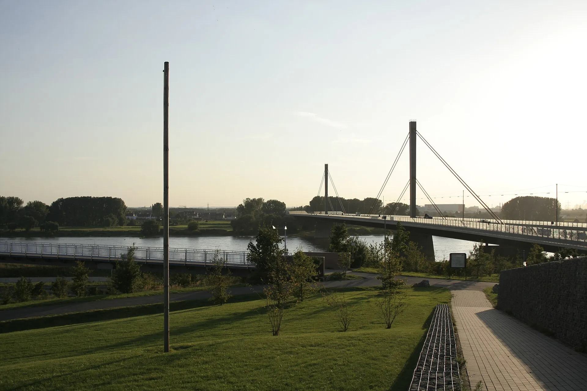 Autobahnbrücke der A1 über den Rhein nach Köln-Merkenich, Blick vom Gelände der Landesgartenschau Leverkusen ( heute Neuland-Park ) aus. In der Strommitte befin