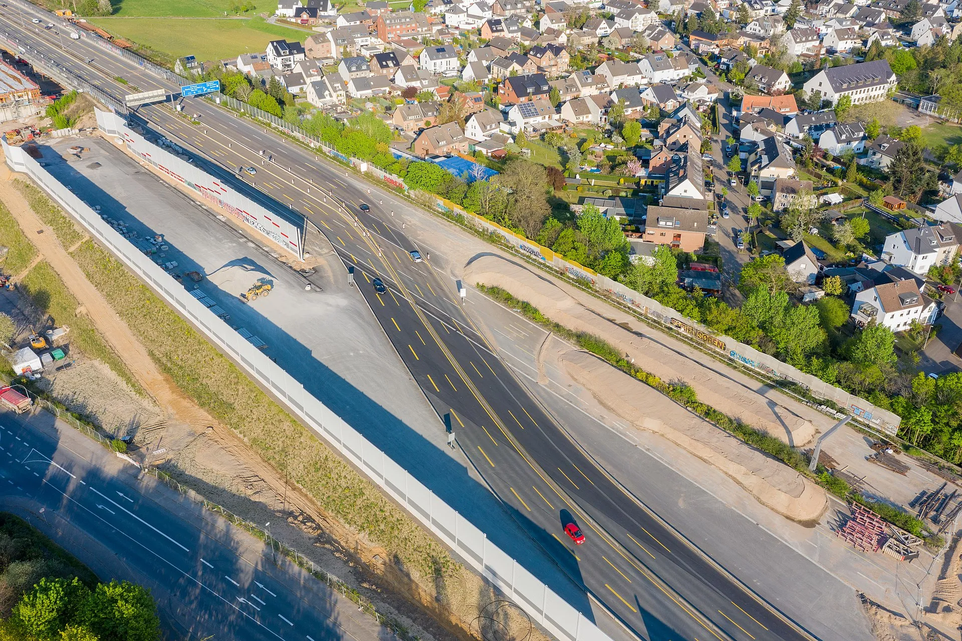 Neubau Leverkusener Rheinbrücke - Luftaufnahme der Baustelle. Blick von Südwesten (Kölner Stadtgebiet), linksrheinisch in Richtung Leverkusen. Überleitung von a