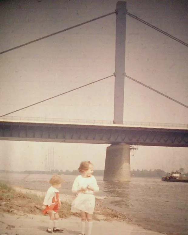 Leverkusener Rheinbrücke vor Freigabe im Sommer 1965, gesehen vom Westufer des Rheins. Damals konnte bzw. musste man mit einer Fähre von Wiesdorf aus zur Westse