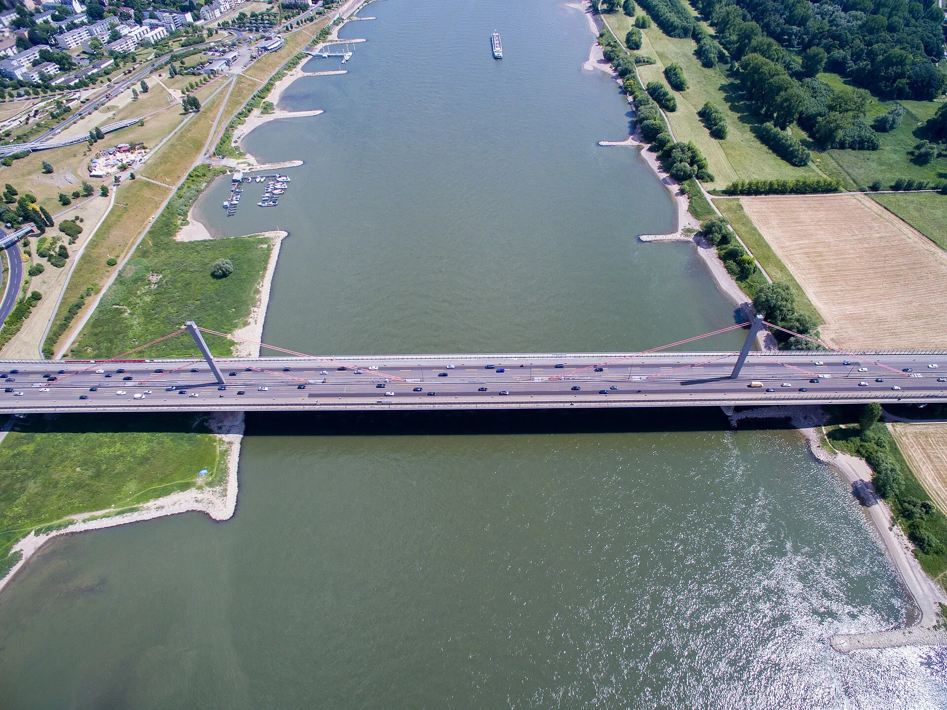 Eine der meist frequentierten Autobahnbrücken Deutschlands. Die Staugefahr hier ist sehr hoch.