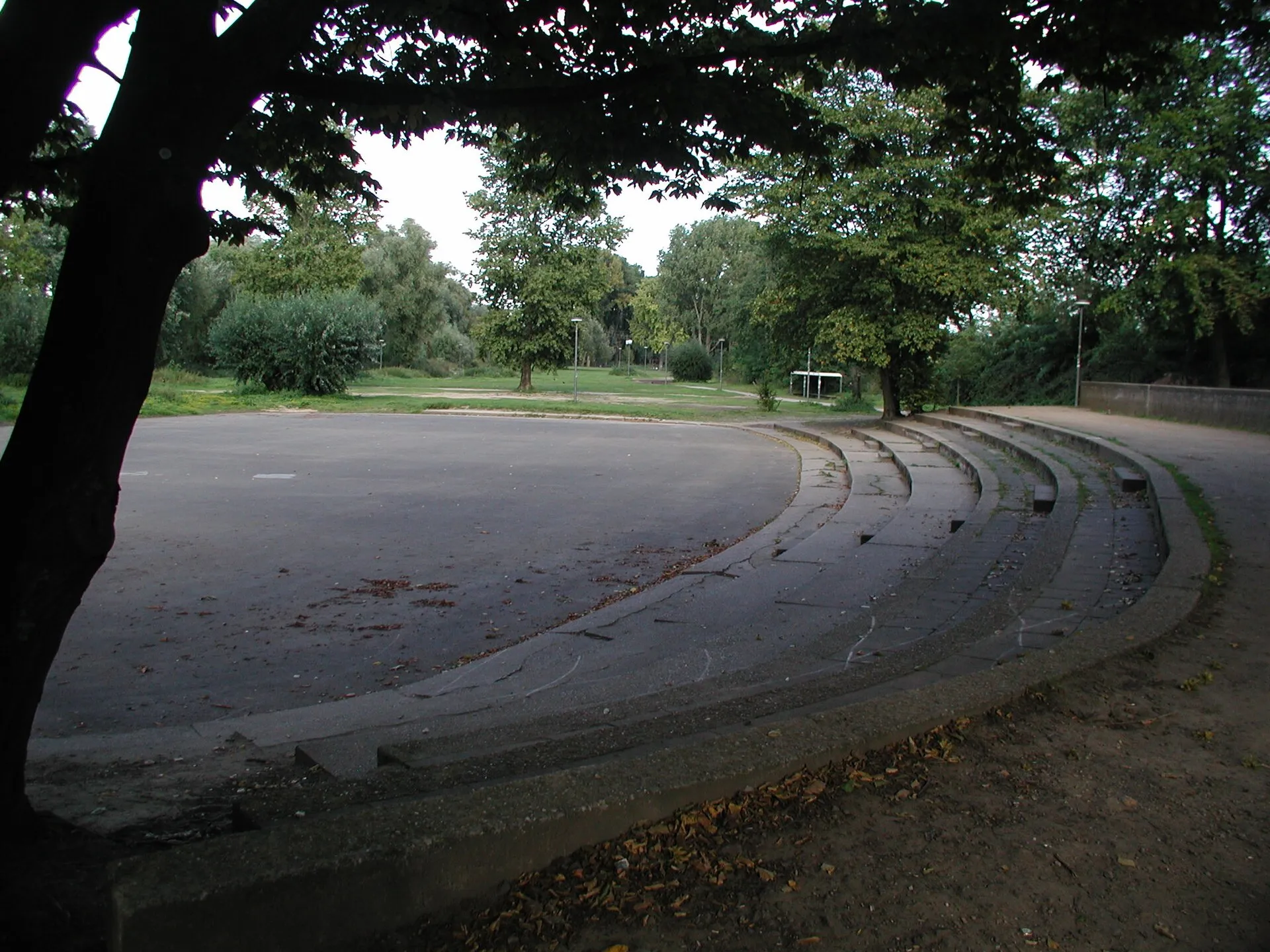 Köln, Rhein-und Jugendpark Open-Air Vielzweckfläche. Wurde benutzt als Tanz, Theater, Rollschuh, Mimi Car und Eislauffläche