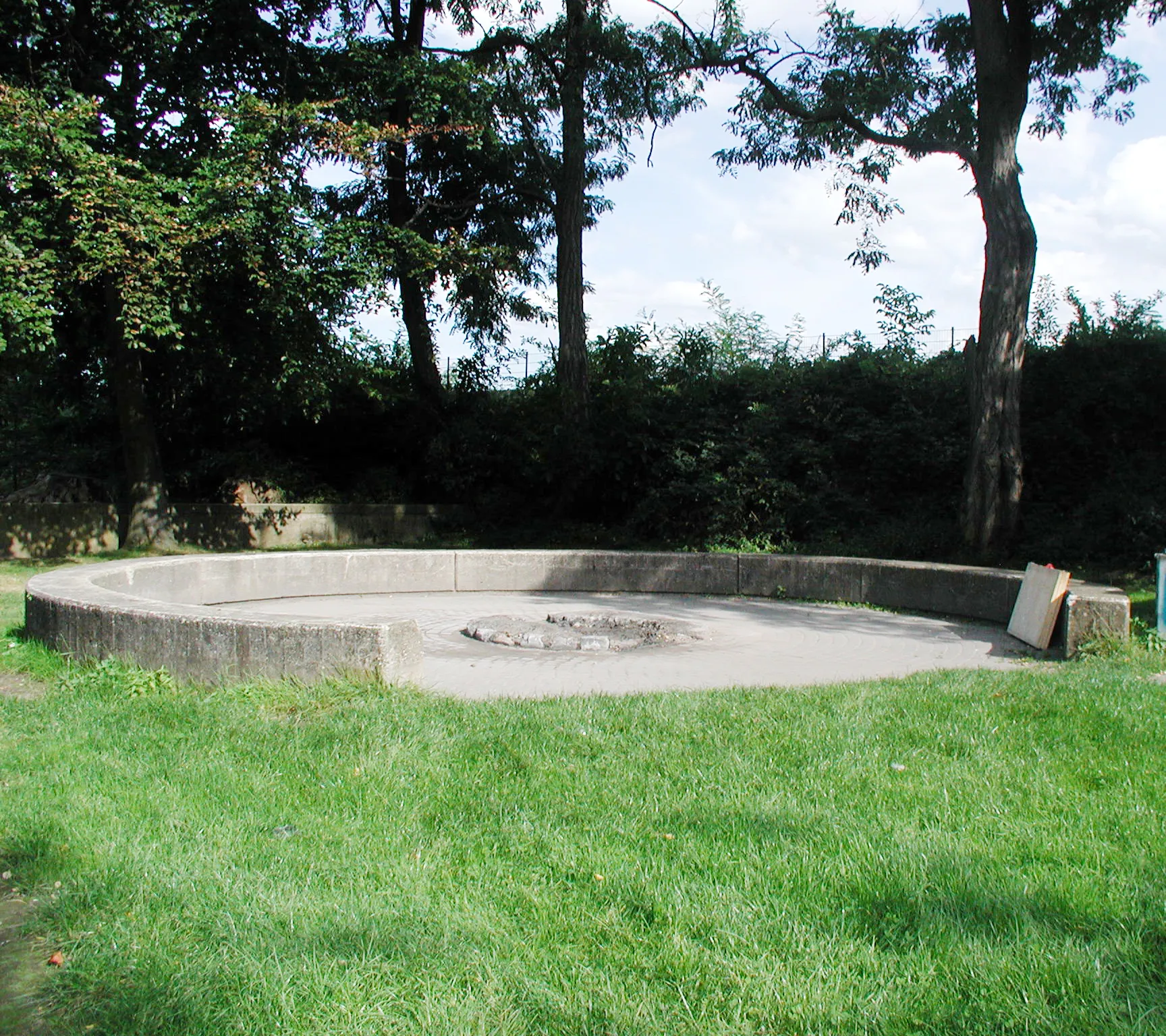 Jugendpark Köln, "toter" Brunnen der Gartenschau 1957.