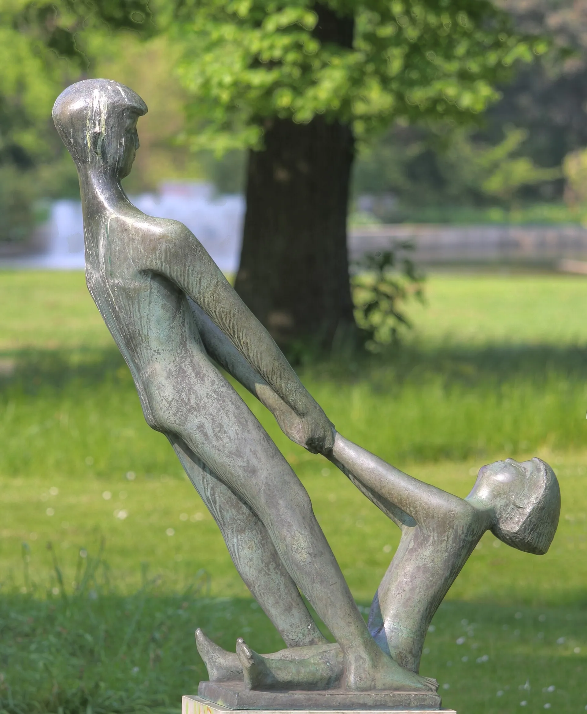 Skulptur „Kindergruppe“ von Kurt Lehmann . Standort: Rheinpark Köln . Text der Tafel, die im Boden vor der Skulptur eingelassen ist: Kurt Lehmann 1905 Kindergru