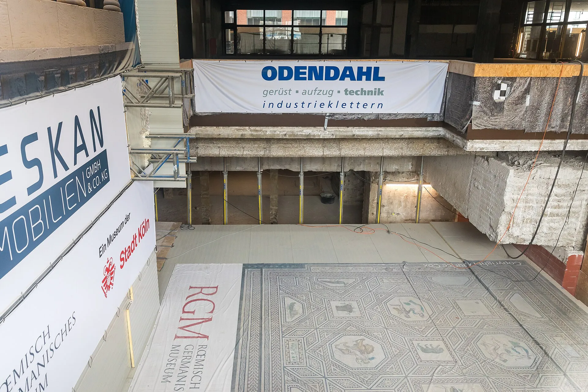 Sanierung des Römisch-Germanischen Museums, Köln. Blick von draussen, im Vordergrund liegt das Dionysosmosaik unter einer Schutzeinrichtung. darauf eine origina