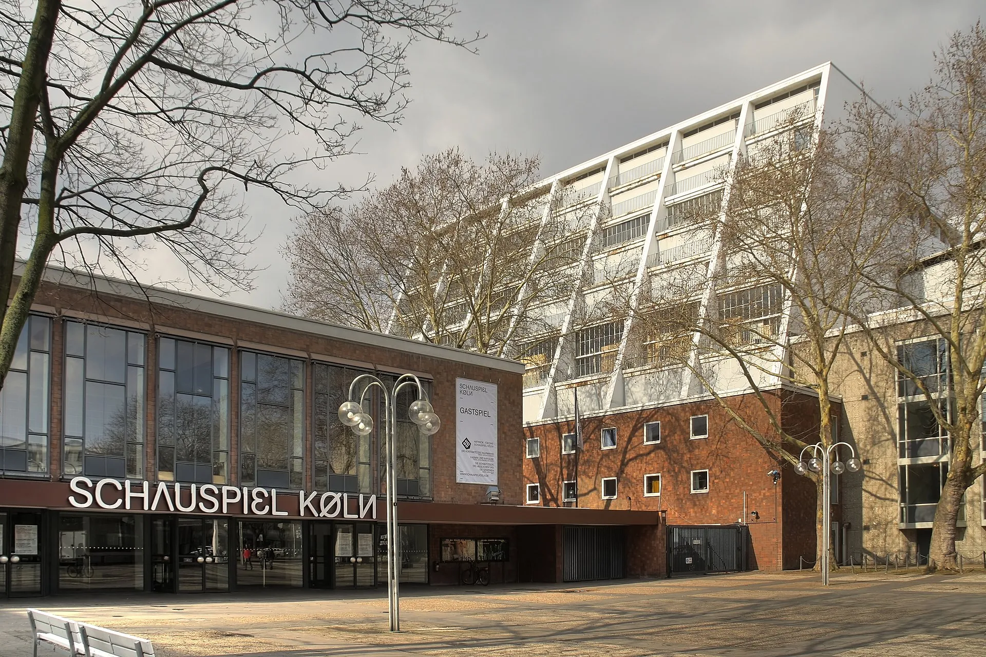 Schauspiel Köln, im Hintergrund die Oper Köln. Architekt beider Gebäude: Wilhelm Riphahn
