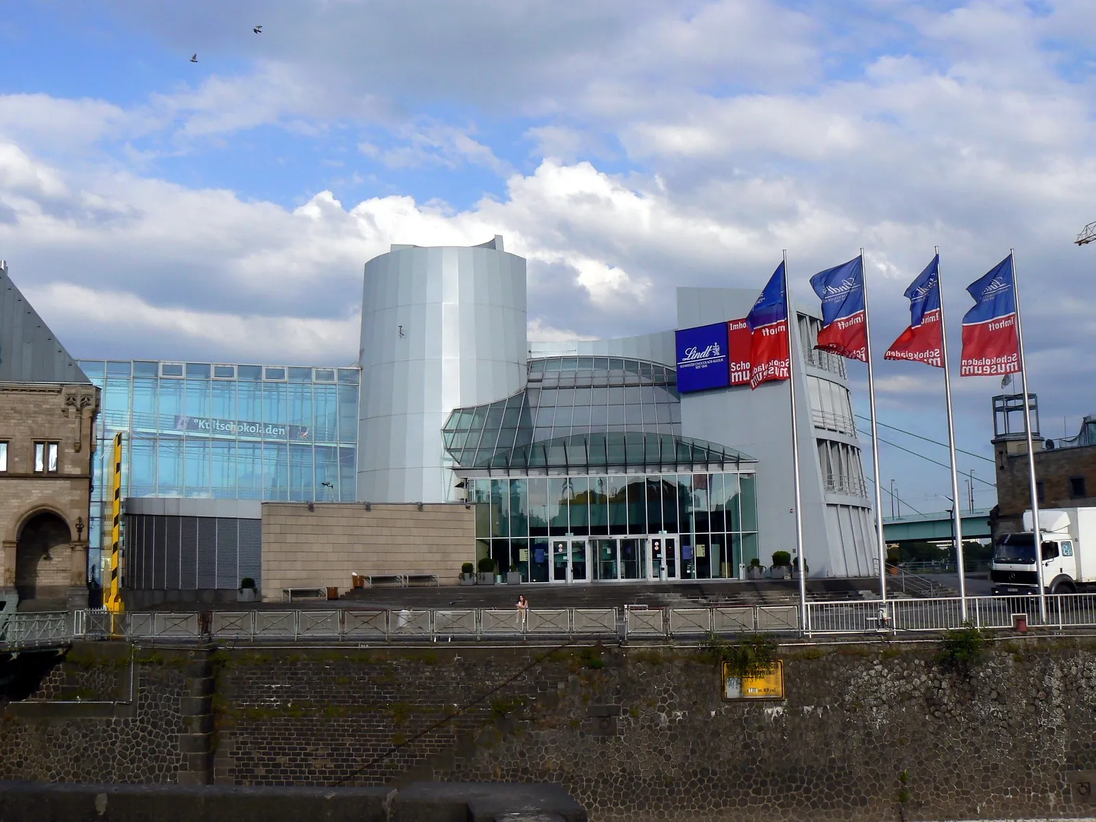 Eingang vom Schokoladenmuseum (Imhoff-Stollwerck-Museum am Rheinauhafen) in Köln.