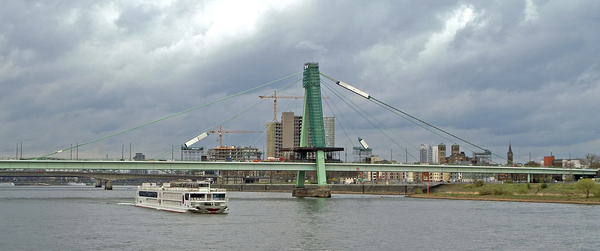 A-Rosa Viva auf Fahrt unterhalb der Severinsbrücke in Köln.