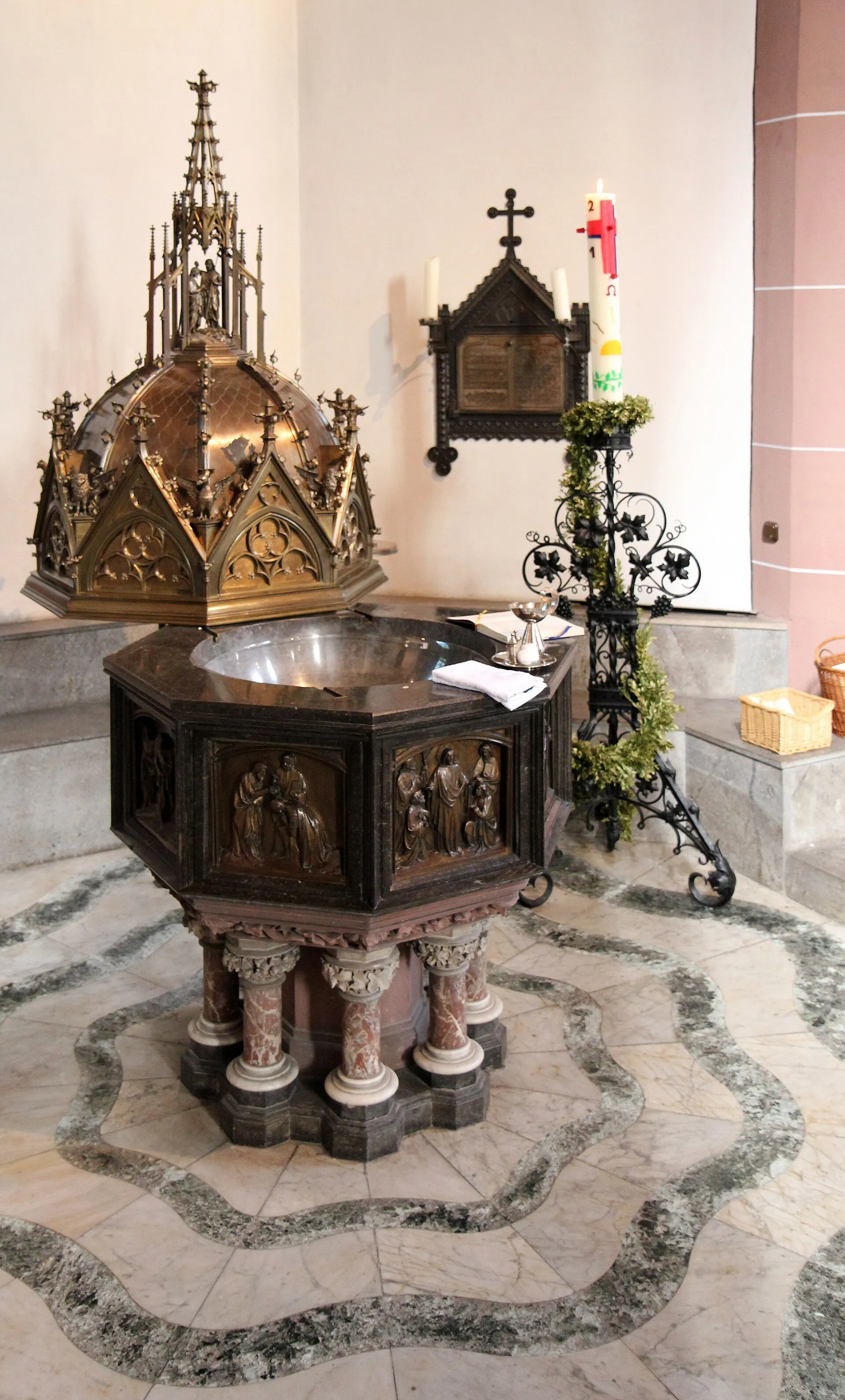 Agneskirche Köln, erhaltenes neugotisches Taufbecken