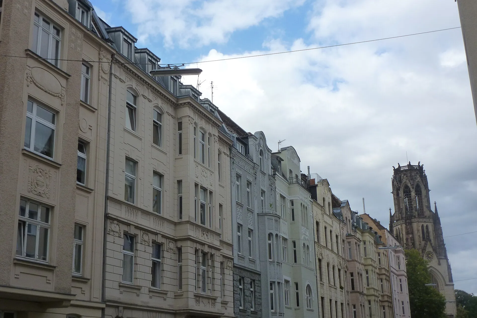 Blick auf die Agnes-Kirche von der Ewaldistraße aus
