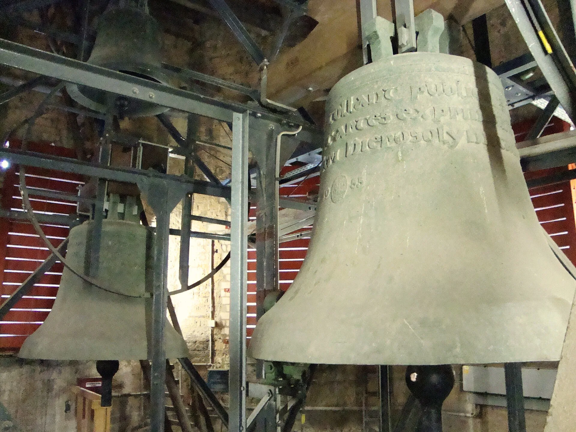 Glockenstube von St. Andreas in Köln. Rechts: Glocke 2, links: Glocke 1, darüber: Glocke 4. Glocke 3 (nicht im Bild) hängt über Glocke 2.