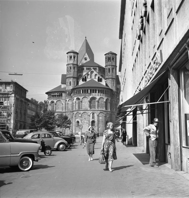 For documentary purposes the German Federal Archive often retained the original image captions , which may be erroneous, biased, obsolete or politically extreme