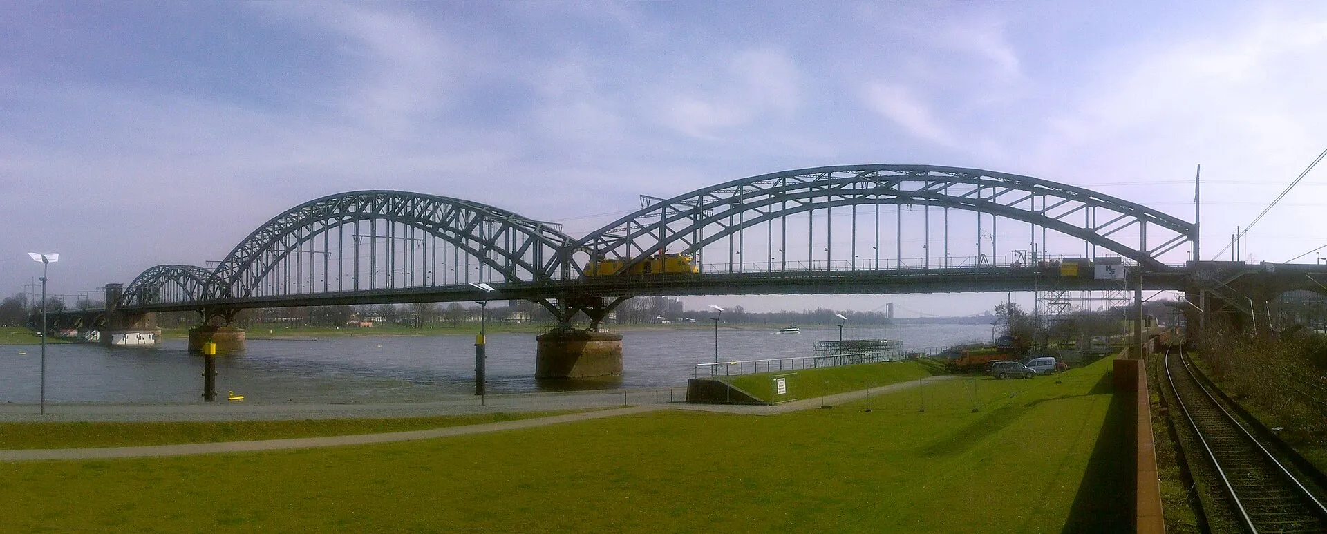 Kölner Südbrücke, vom Südkap Forum (Rheinauhafen) aus gesehen