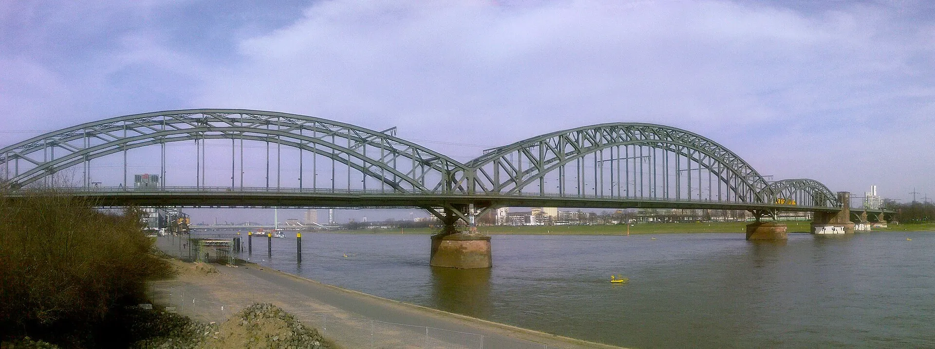 Kölner Südbrücke, von der Schönhauser Straße aus gesehen