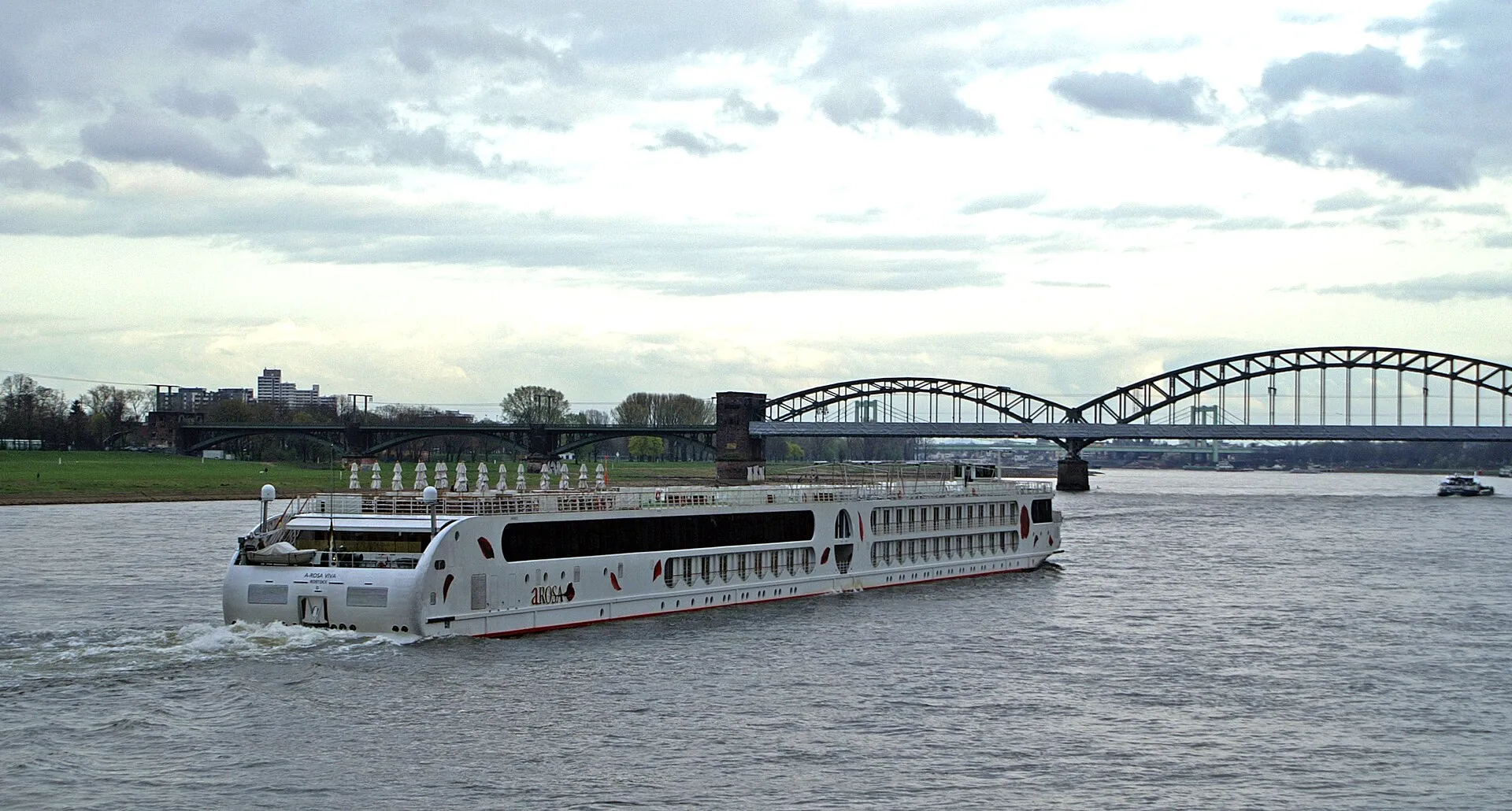 A-Rosa Viva auf Fahrt unterhalb der Severinsbrücke in Köln.