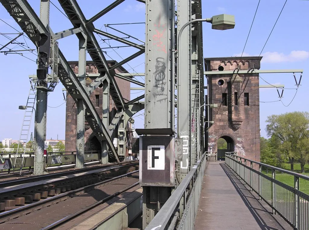 Köln-Poll, Südbrücke (Türme auf der rechten Rheinseite); Ausleger für 110-kV-Bahnstromleitung Köln–Sindorf