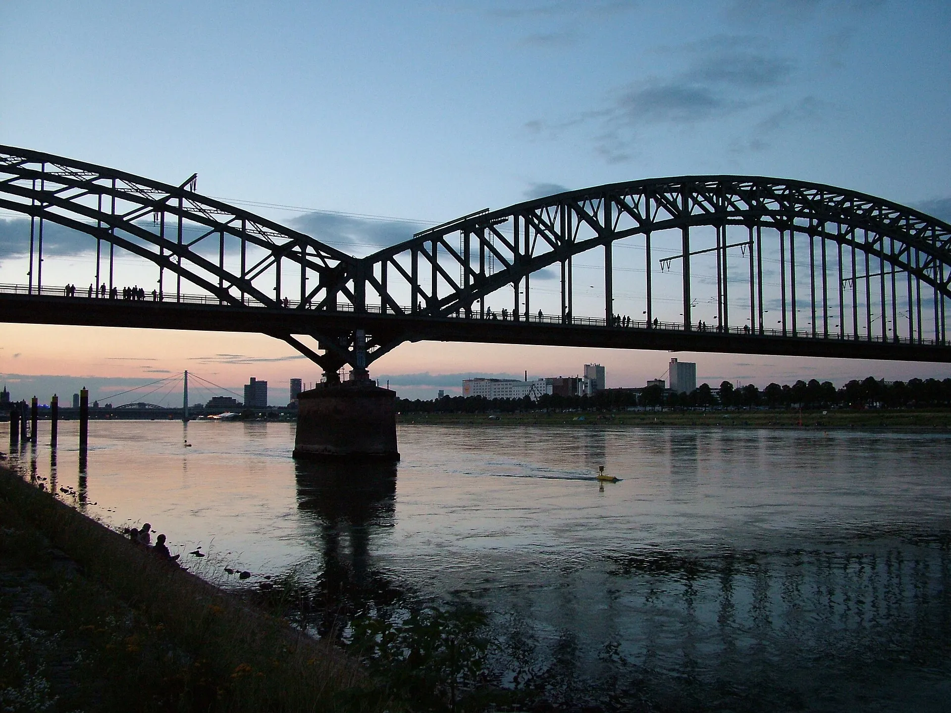 Südbrücke, Köln. Blick rheinabwärts auf das Deutzer Ufer.