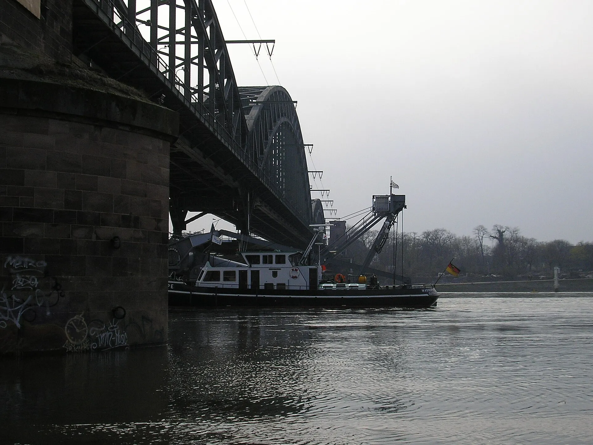 Tauchglockenschiff Carl Straat vor der Kölner Südbrücke