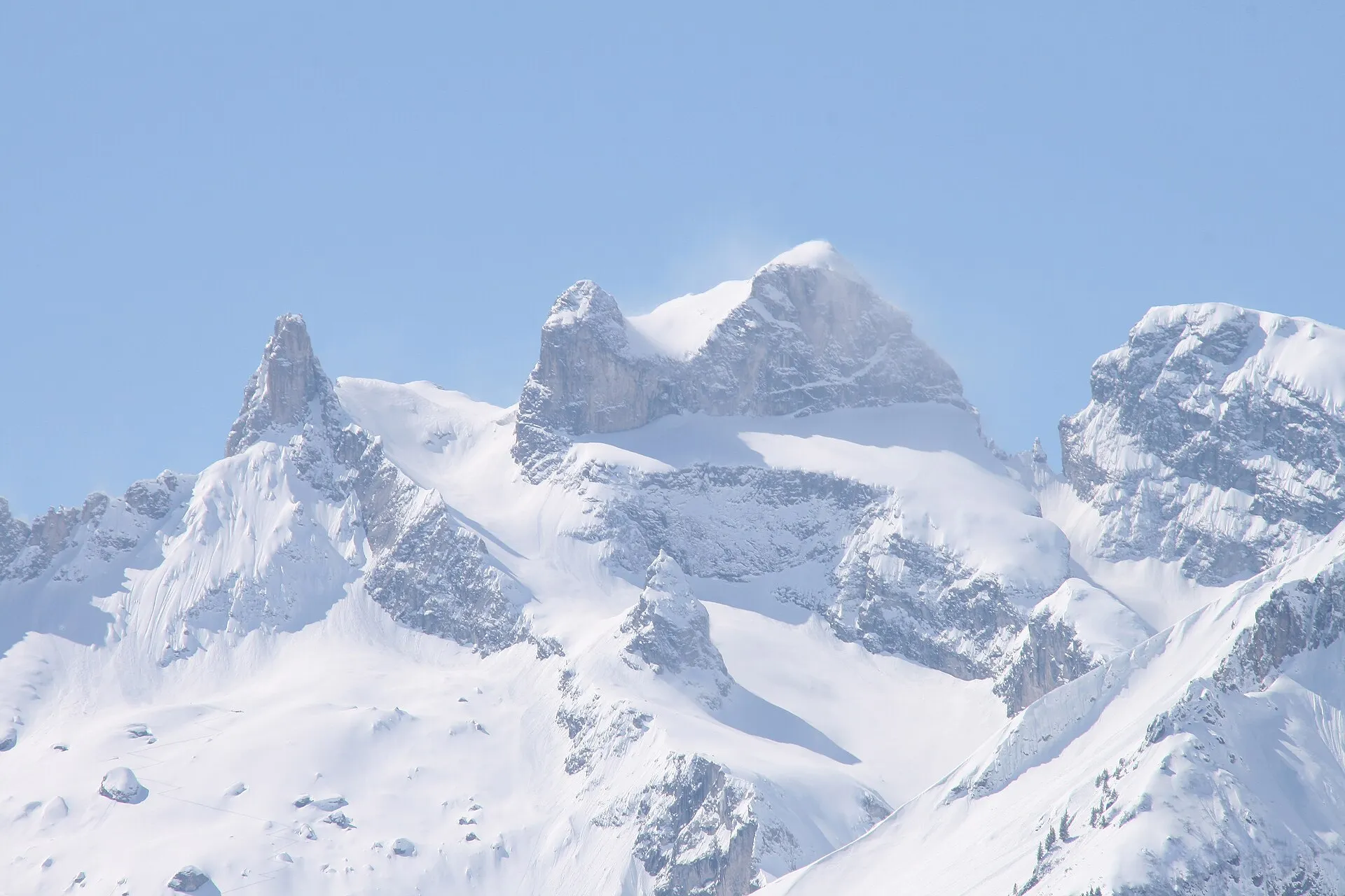 Blick vom Bergpanoramastandort neben der Kirche in Bartholomäberg auf die gegenüberliegenden Berge des Rätikon . Hier die Drei Türme mit 2827m Rechts im Bild si
