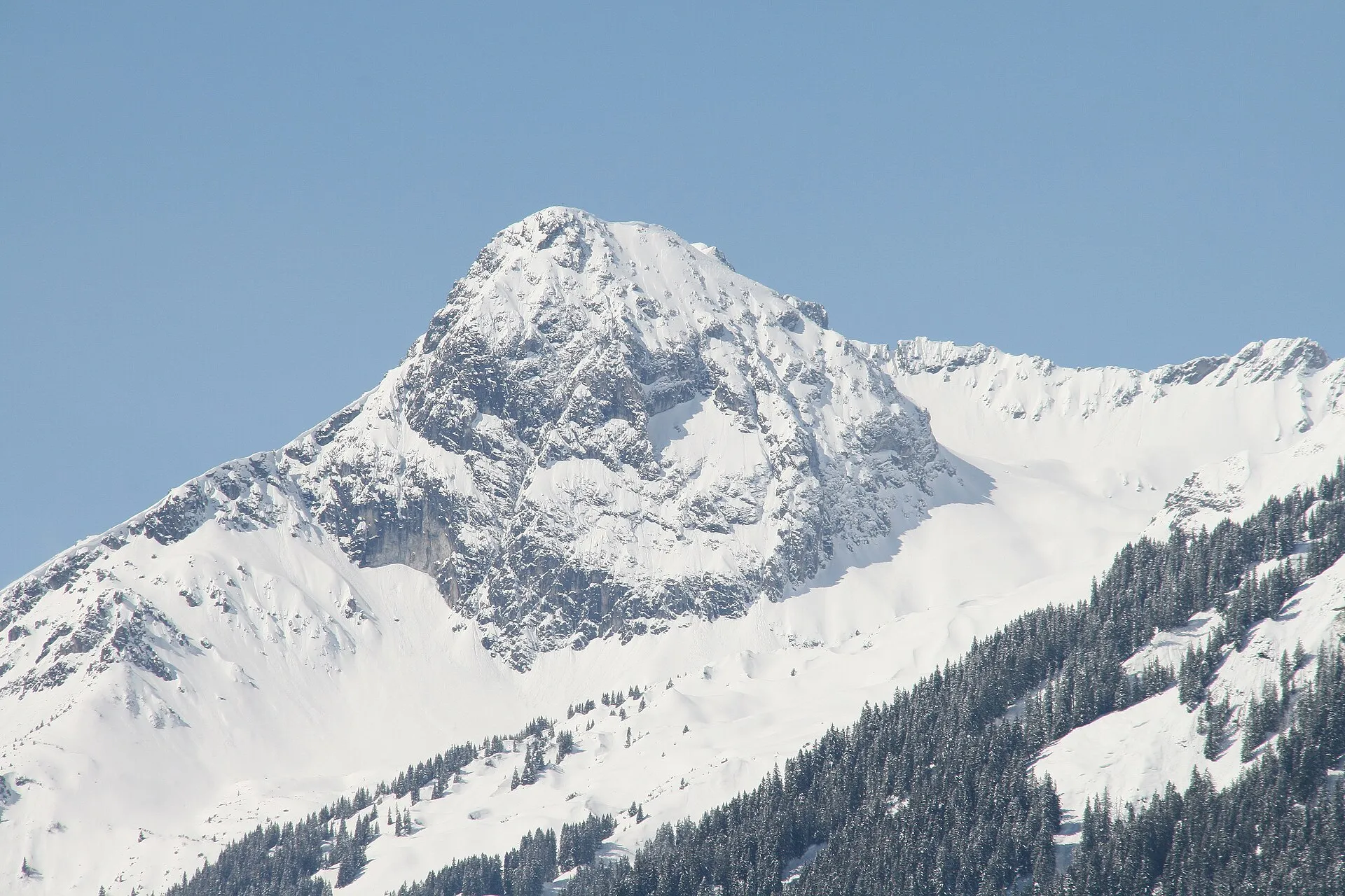 Blick vom Bergpanoramastandort neben der Kirche in Bartholomäberg auf die gegenüberliegenden Berge des Rätikon . Hier die Nordflanke des Saulakopf mit 2517m .